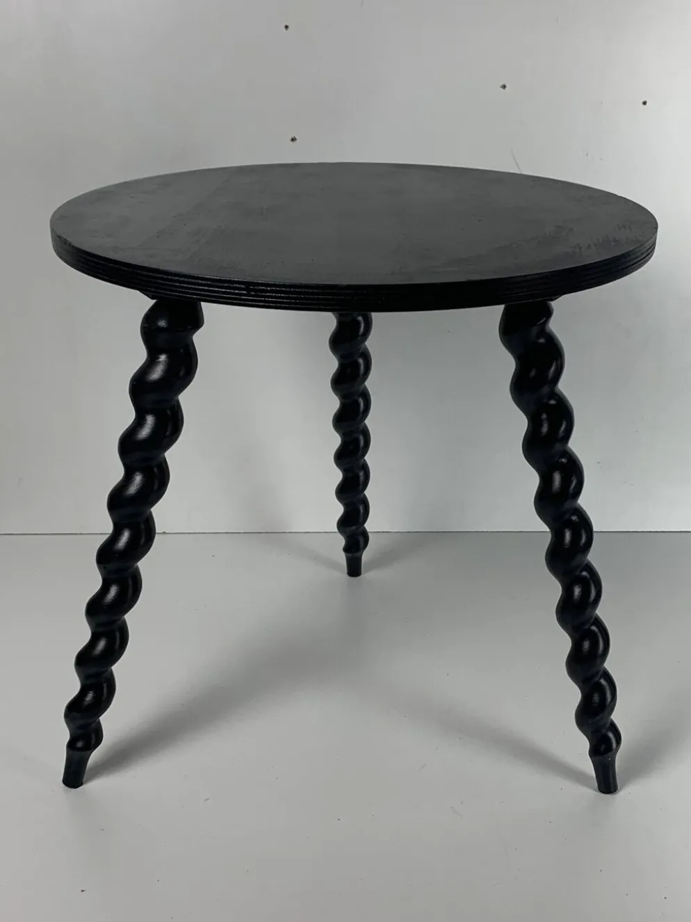 Table d'appoint en bois ébène tourné de style français des années 50 avec des pieds en tire-bouchon.
