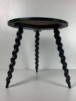 Table d'appoint en bois ébène tourné de style français des années 50 avec des pieds en tire-bouchon.