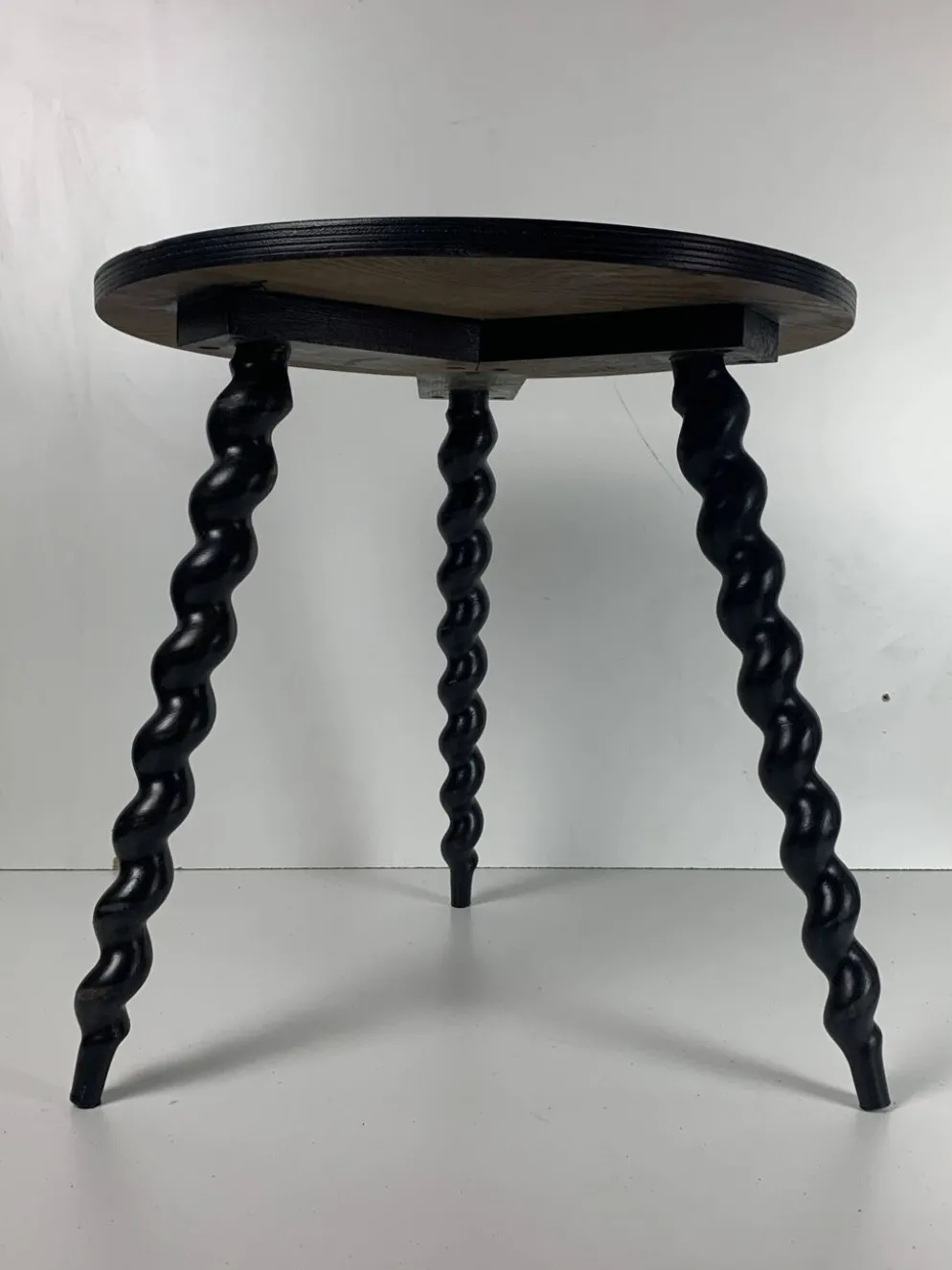 Table d'appoint en bois ébène tourné de style français des années 50 avec des pieds en tire-bouchon.