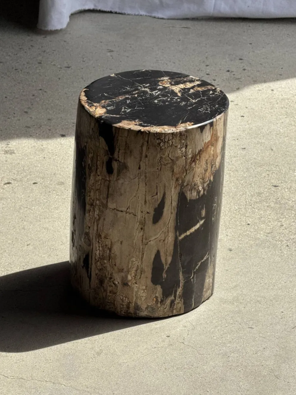 Table d'appoint en bois pétrifié noire côté beige H35 D24 - 3352