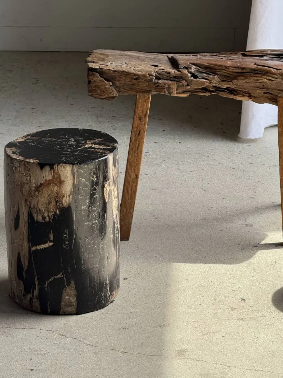 Table d'appoint en bois pétrifié noire côté beige H35 D24 - 3352