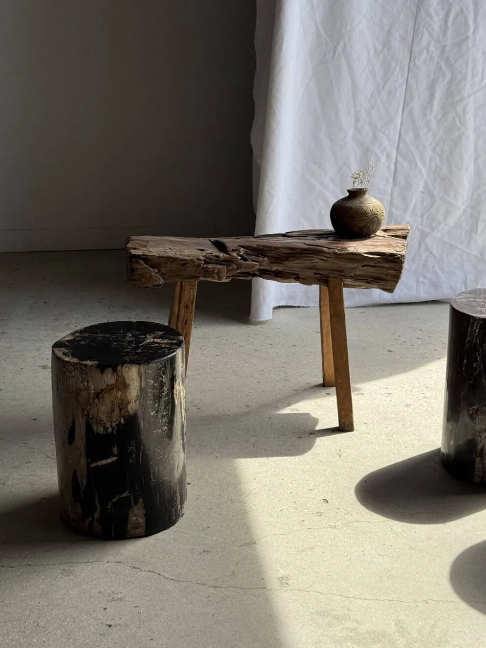 Table d'appoint en bois pétrifié noire côté beige H35 D24 - 3352