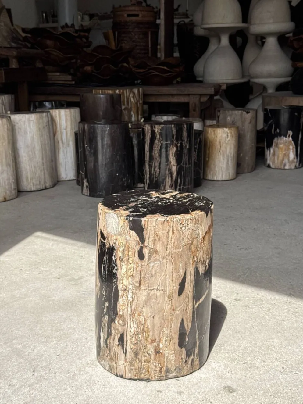 Table d'appoint en bois pétrifié noire côté beige H35 D24 - 3352