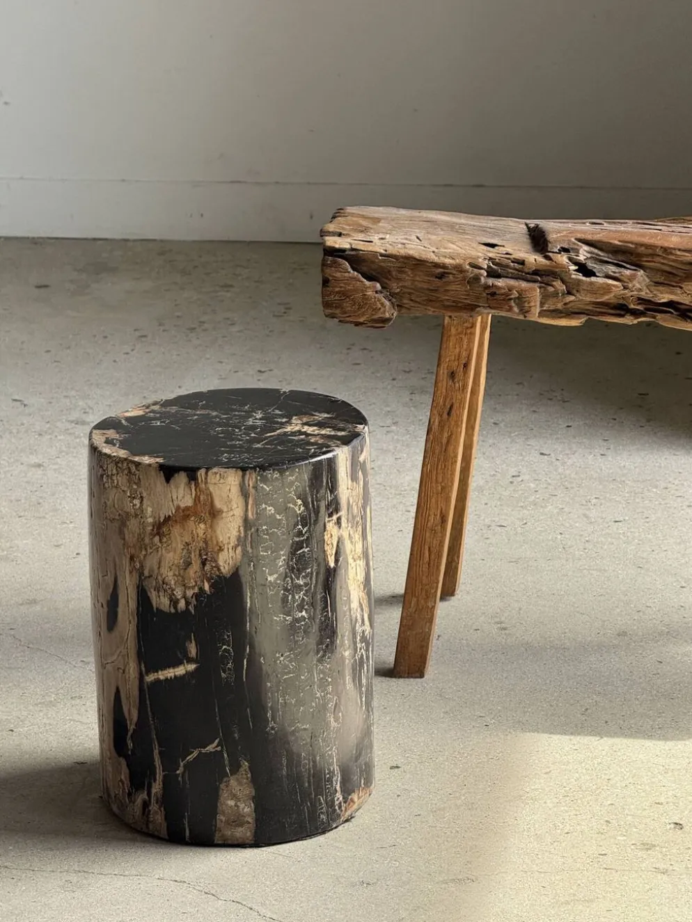 Table d'appoint en bois pétrifié noire côté beige H35 D24 - 3352