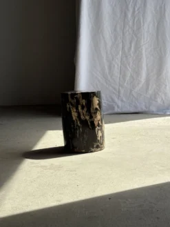 Table d'appoint en bois pétrifié noire côté beige H35 D24 - 3352
