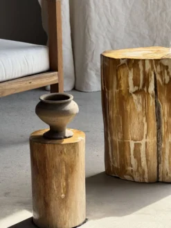 Table d'appoint en bois pétrifié orange doré et blanche ovale H46 D38 - 333