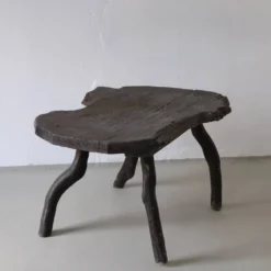 Table d'appoint en bois sombre rustique wabi-sabi | Belgique | Vintage