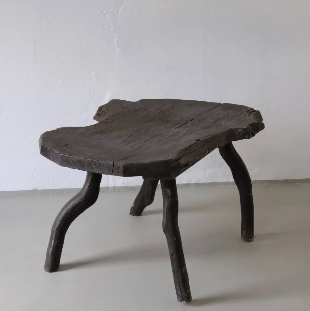 Table d'appoint en bois sombre rustique wabi-sabi | Belgique | Vintage
