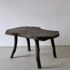 Table d'appoint en bois sombre rustique wabi-sabi | Belgique | Vintage
