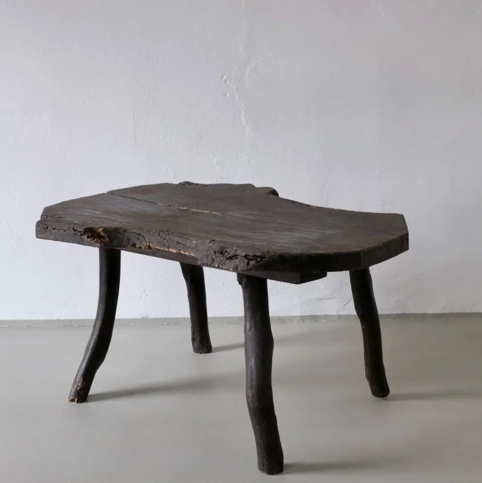Table d'appoint en bois sombre rustique wabi-sabi | Belgique | Vintage