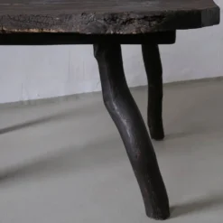 Table d'appoint en bois sombre rustique wabi-sabi | Belgique | Vintage