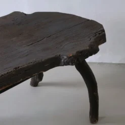 Table d'appoint en bois sombre rustique wabi-sabi | Belgique | Vintage