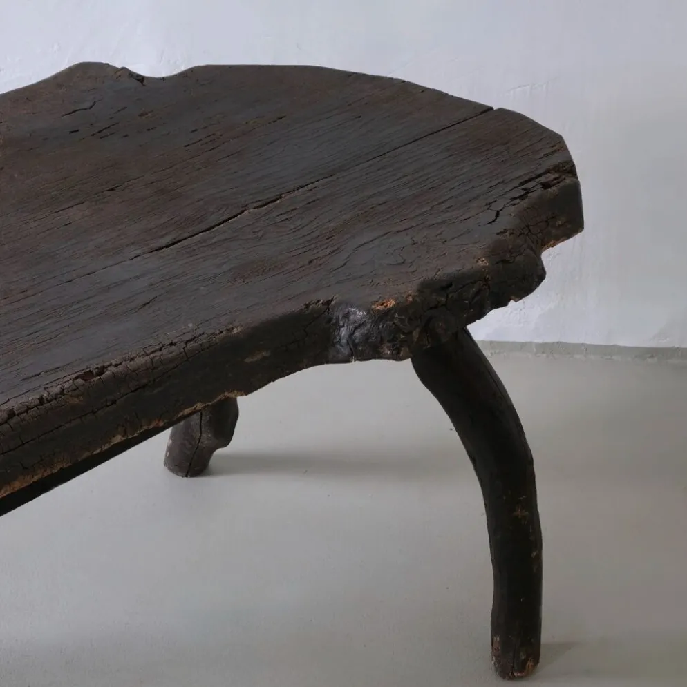 Table d'appoint en bois sombre rustique wabi-sabi | Belgique | Vintage