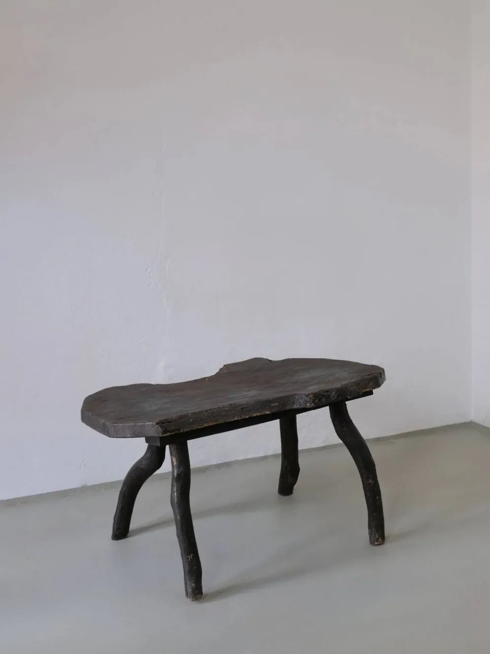 Table d'appoint en bois sombre rustique wabi-sabi | Belgique | Vintage