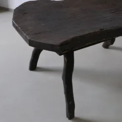 Table d'appoint en bois sombre rustique wabi-sabi | Belgique | Vintage