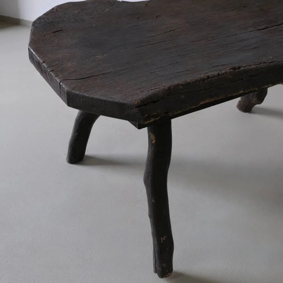 Table d'appoint en bois sombre rustique wabi-sabi | Belgique | Vintage