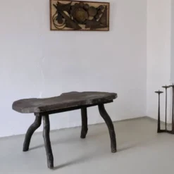 Table d'appoint en bois sombre rustique wabi-sabi | Belgique | Vintage