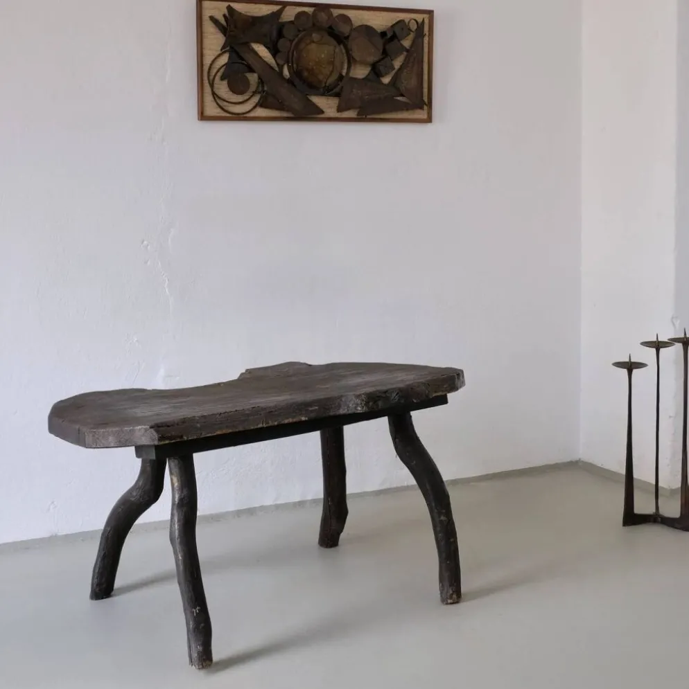 Table d'appoint en bois sombre rustique wabi-sabi | Belgique | Vintage