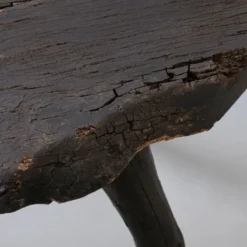 Table d'appoint en bois sombre rustique wabi-sabi | Belgique | Vintage