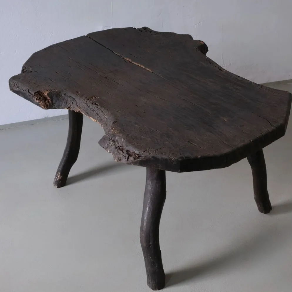 Table d'appoint en bois sombre rustique wabi-sabi | Belgique | Vintage