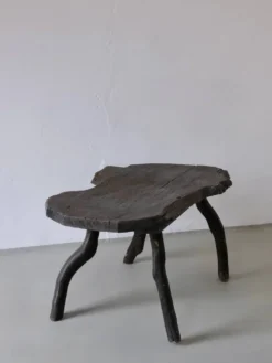 Table d'appoint en bois sombre rustique wabi-sabi | Belgique | Vintage