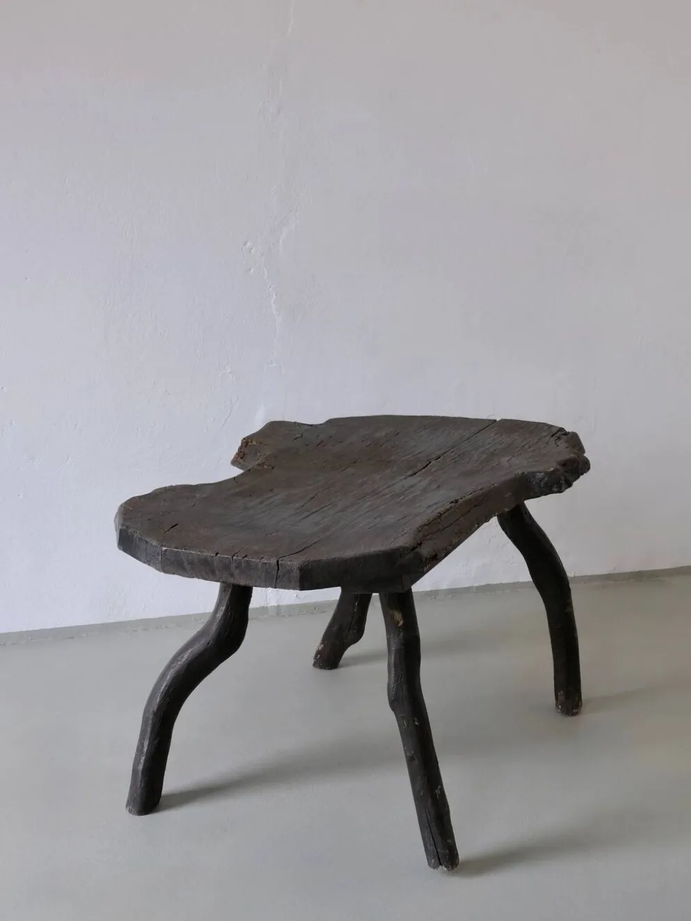 Table d'appoint en bois sombre rustique wabi-sabi | Belgique | Vintage