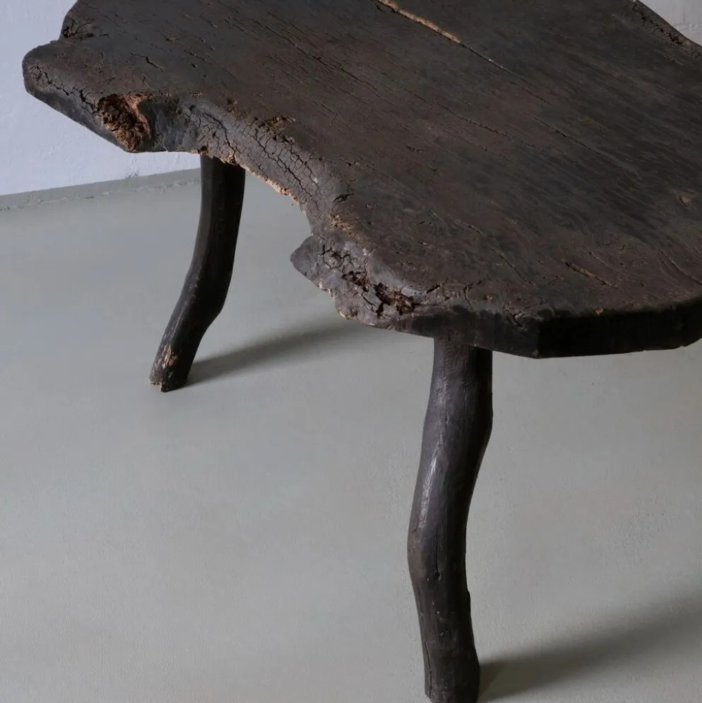 Table d'appoint en bois sombre rustique wabi-sabi | Belgique | Vintage