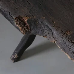Table d'appoint en bois sombre rustique wabi-sabi | Belgique | Vintage