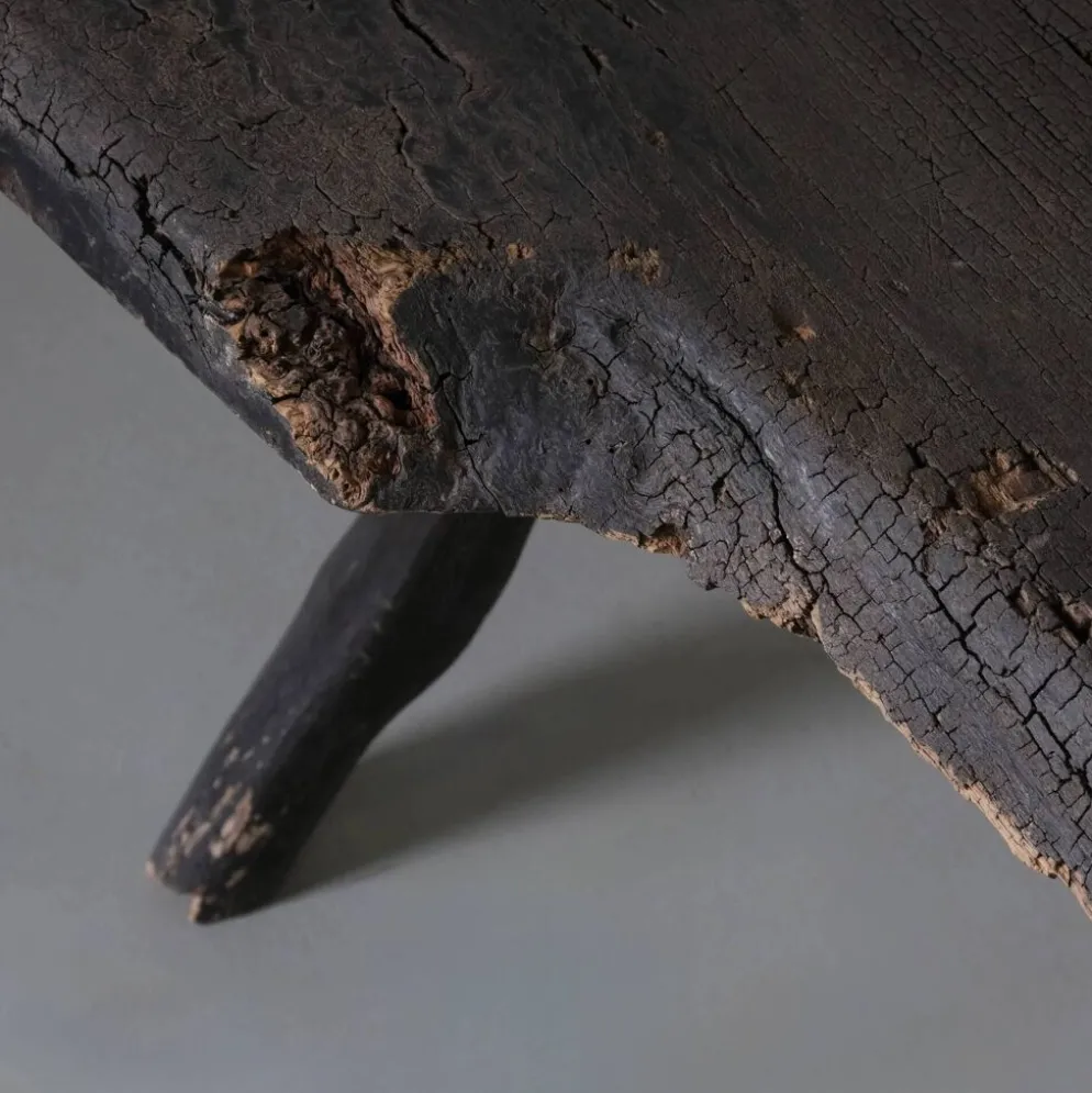 Table d'appoint en bois sombre rustique wabi-sabi | Belgique | Vintage