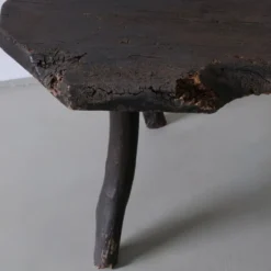 Table d'appoint en bois sombre rustique wabi-sabi | Belgique | Vintage