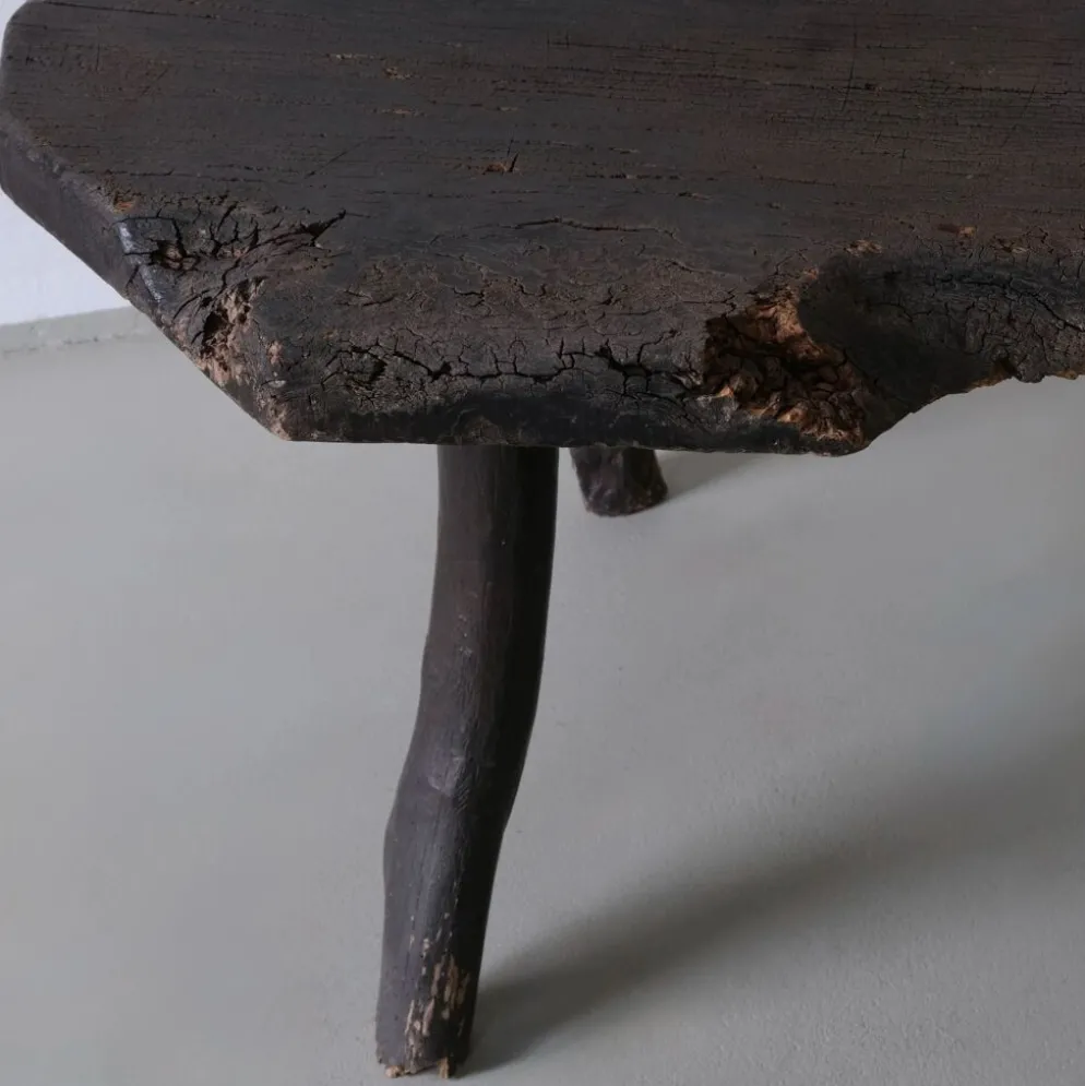 Table d'appoint en bois sombre rustique wabi-sabi | Belgique | Vintage