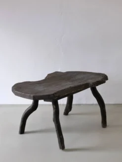 Table d'appoint en bois sombre rustique wabi-sabi | Belgique | Vintage