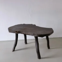 Table d'appoint en bois sombre rustique wabi-sabi | Belgique | Vintage