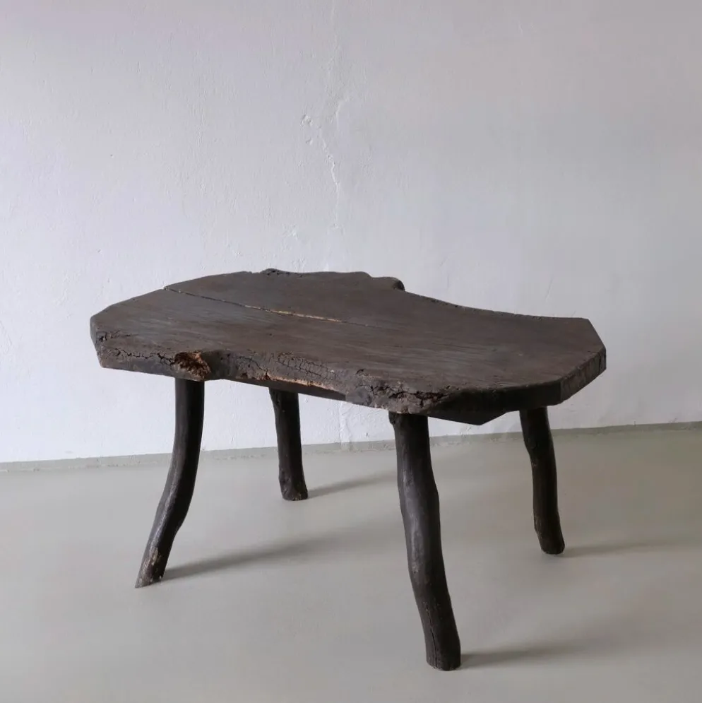 Table d'appoint en bois sombre rustique wabi-sabi | Belgique | Vintage