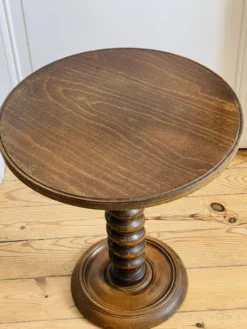 Table d’appoint en bois tourné