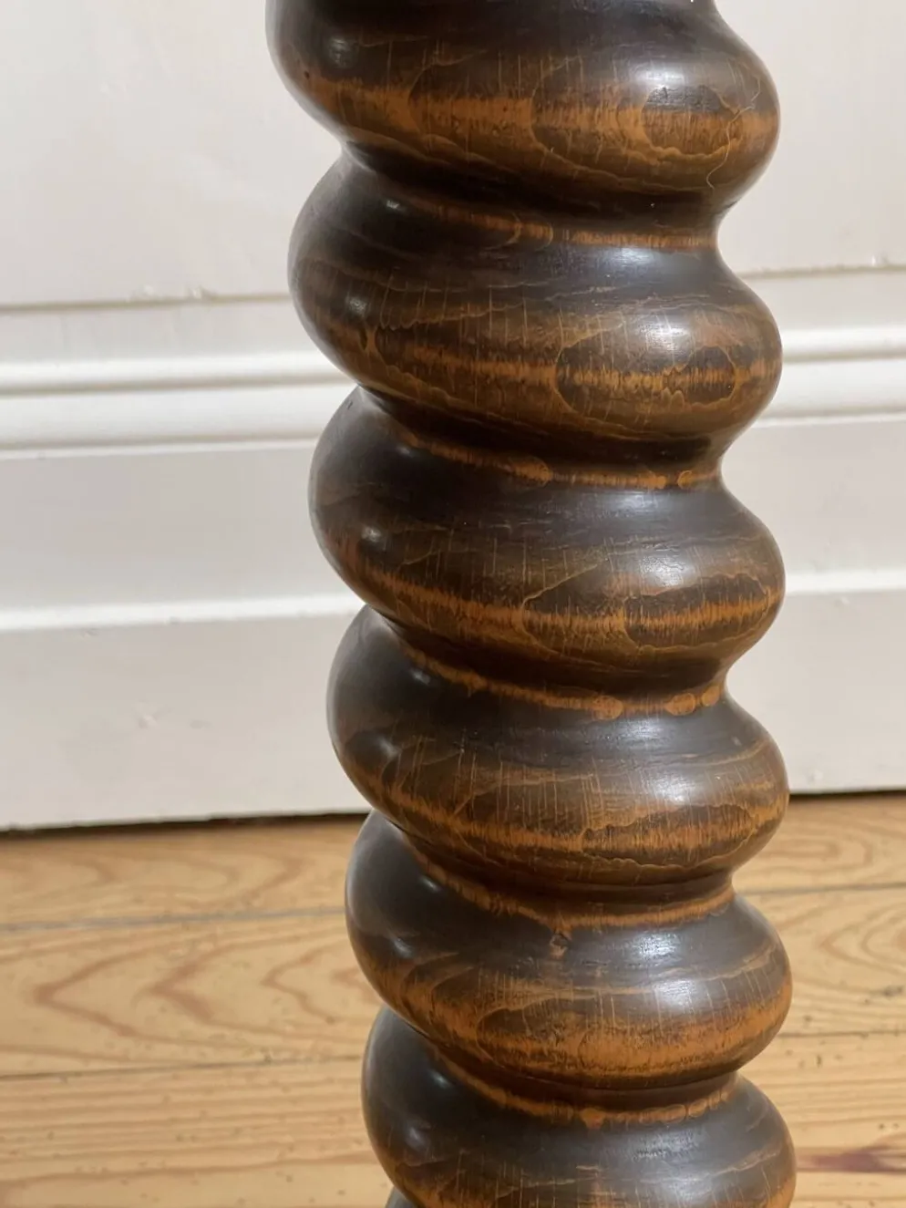 Table d’appoint en bois tourné