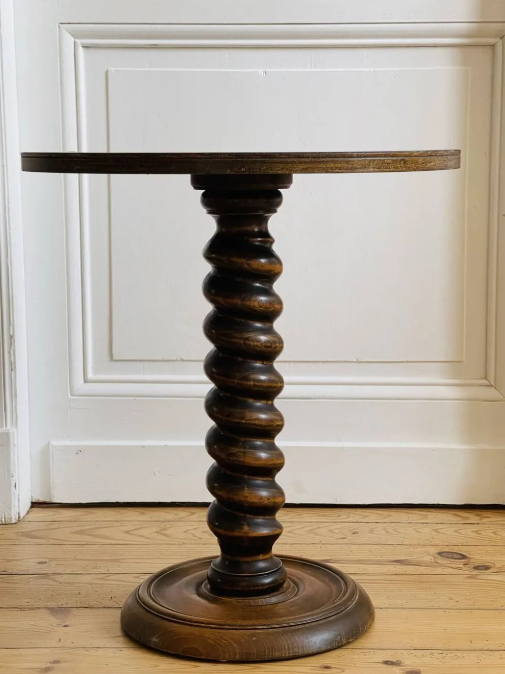 Table d’appoint en bois tourné