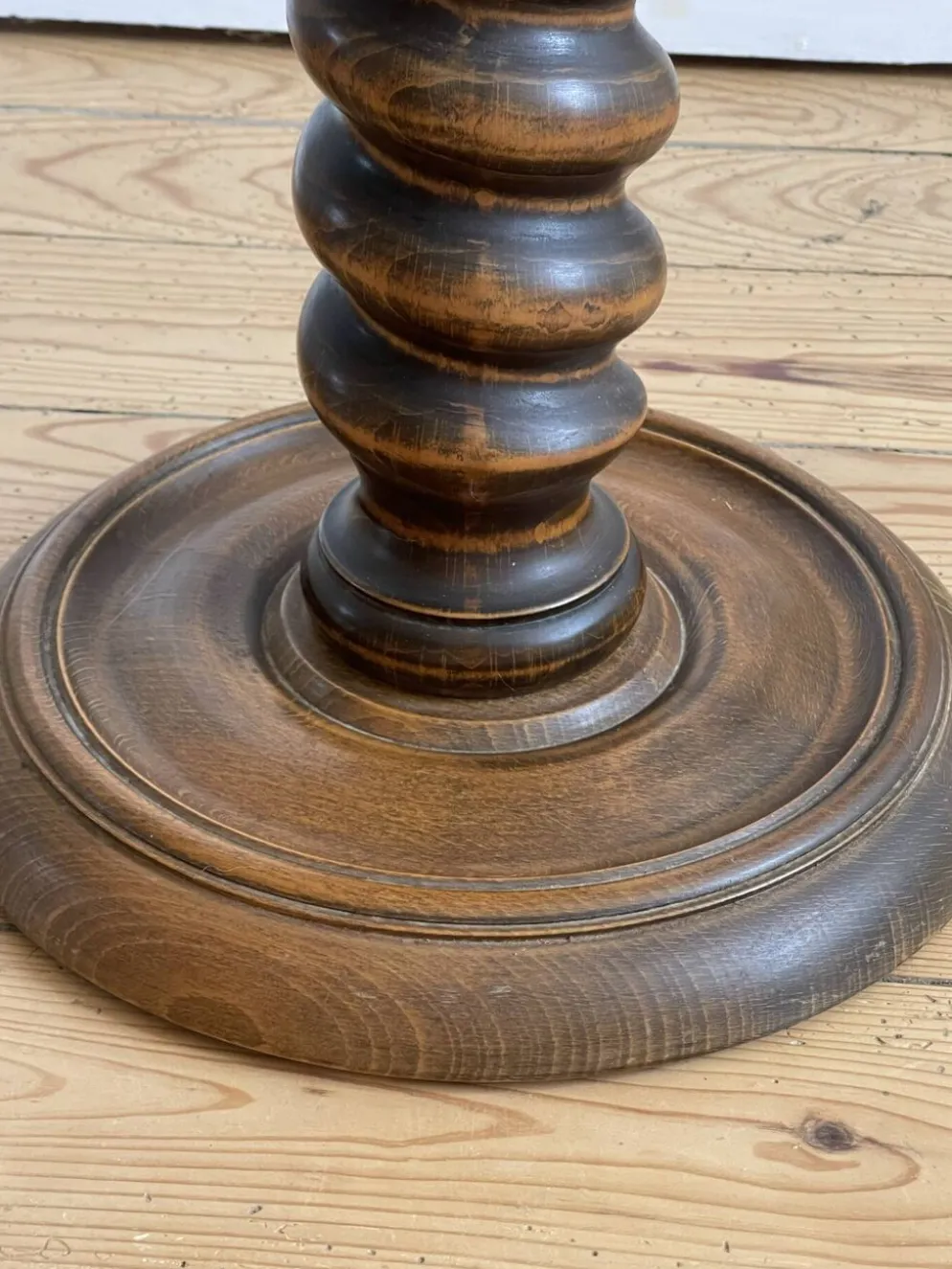 Table d’appoint en bois tourné