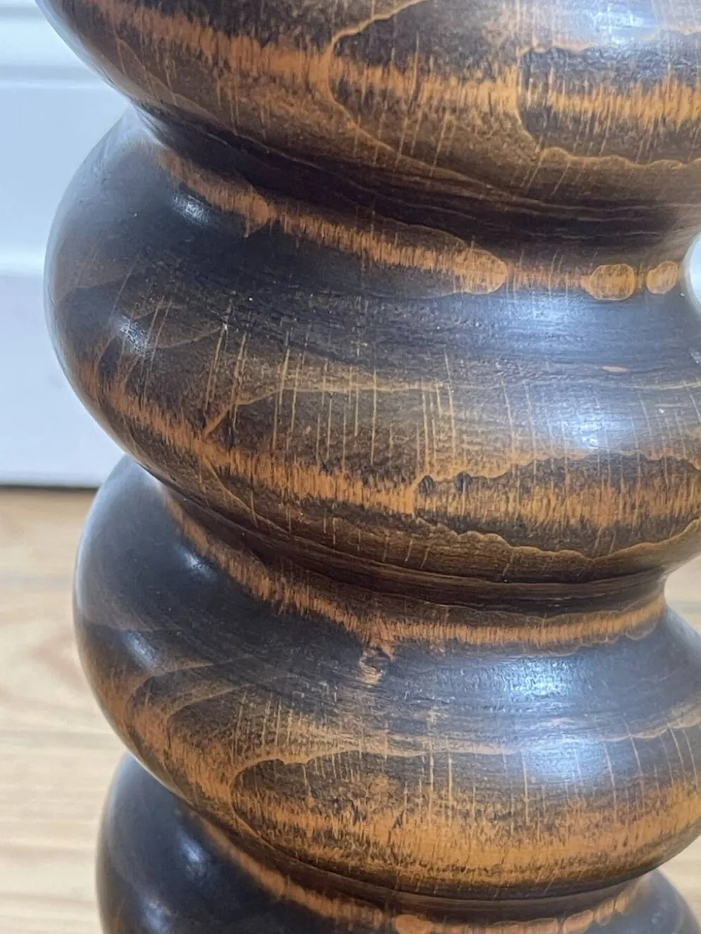 Table d’appoint en bois tourné