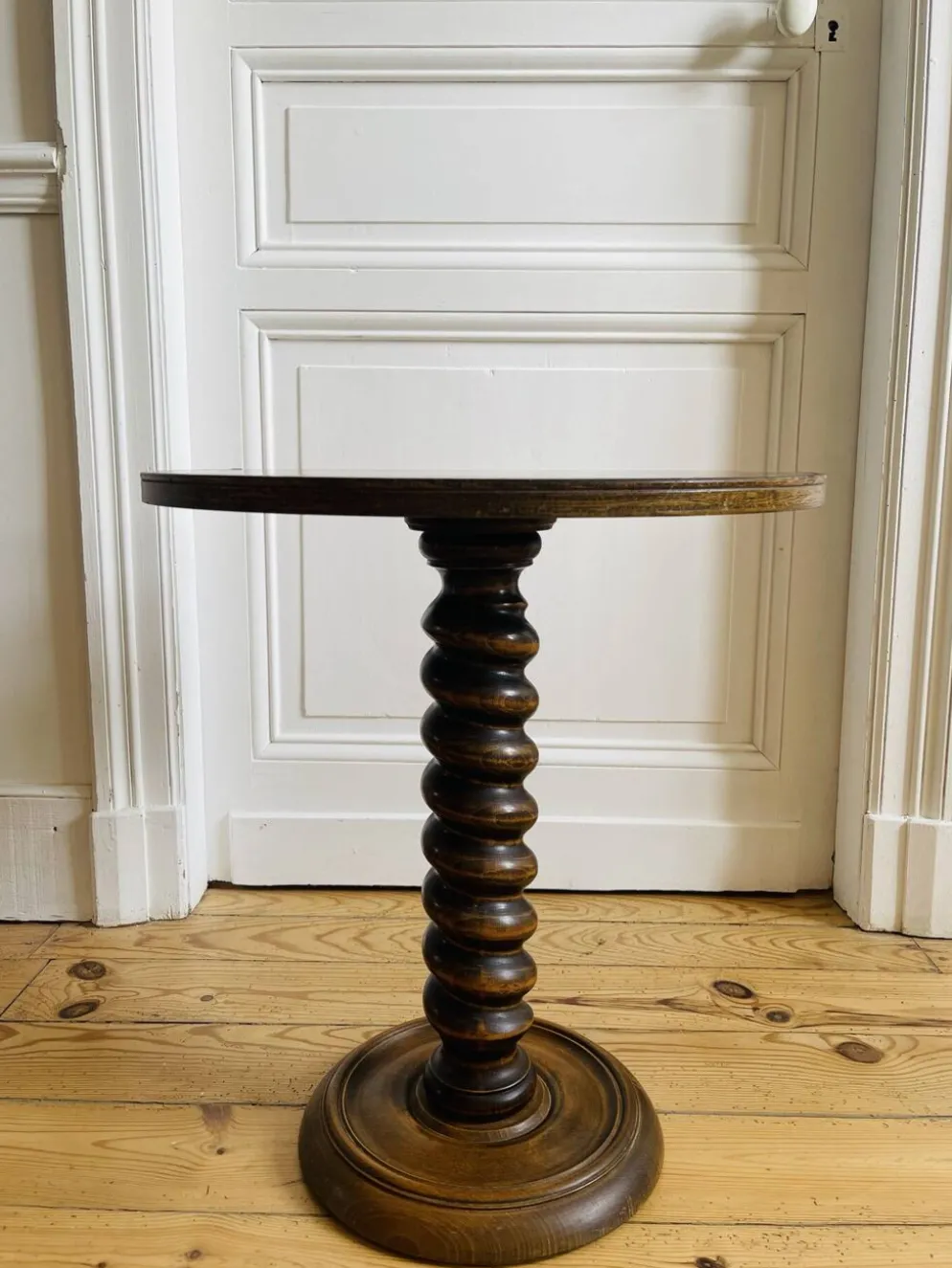Table d’appoint en bois tourné