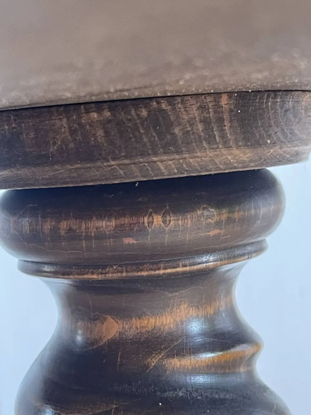 Table d’appoint en bois tourné