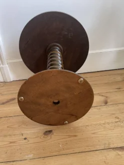 Table d’appoint en bois tourné