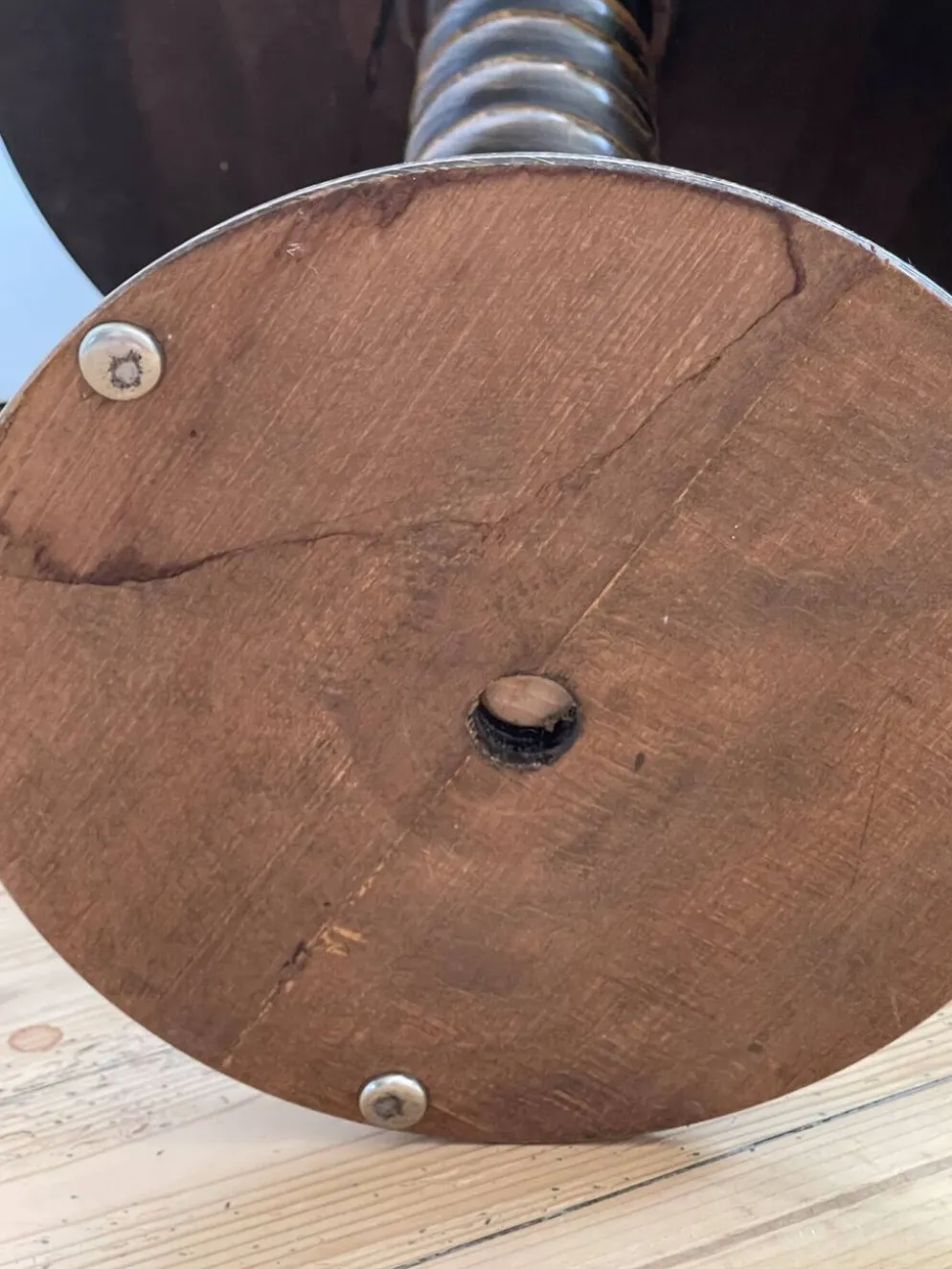 Table d’appoint en bois tourné