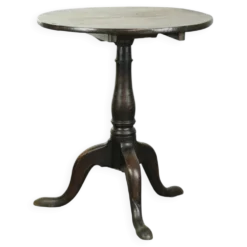 Table d'appoint en chêne anglais du XVIIIe siècle au caractère marqué et à l'apparence magnifique.