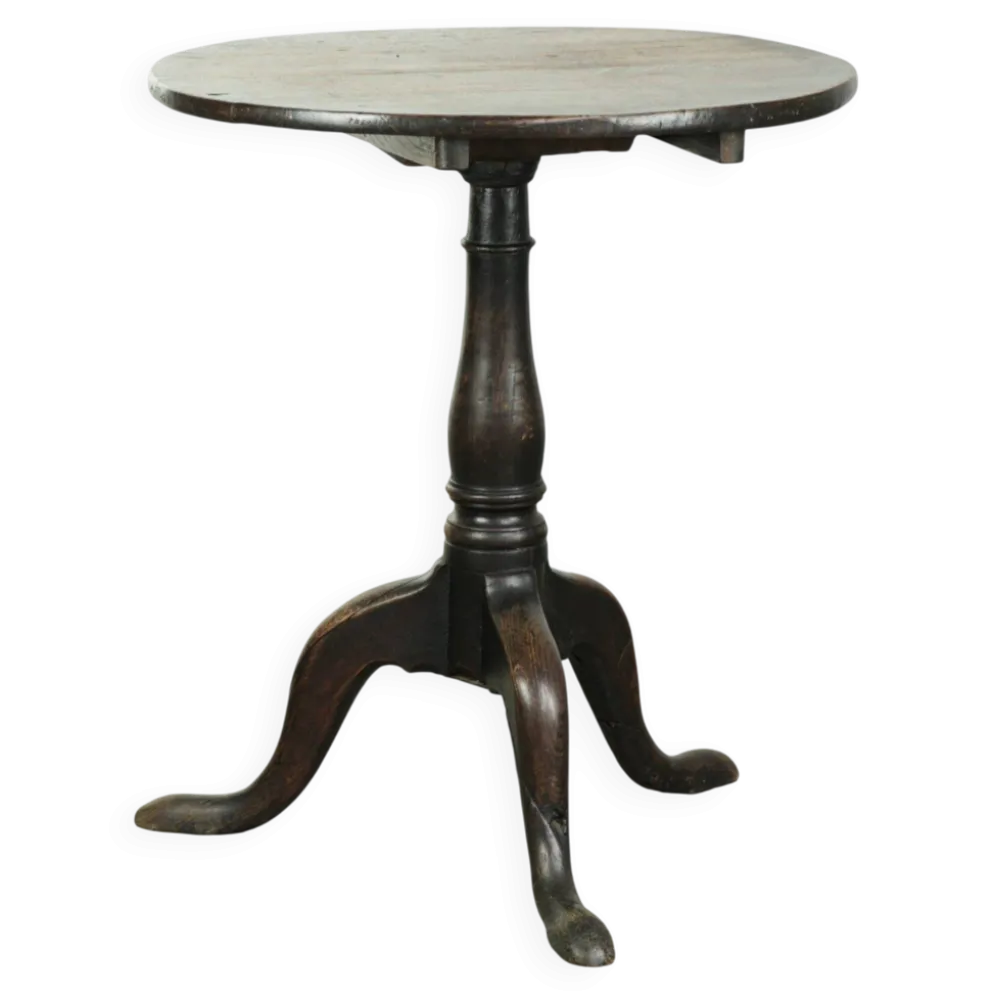Table d'appoint en chêne anglais du XVIIIe siècle au caractère marqué et à l'apparence magnifique.