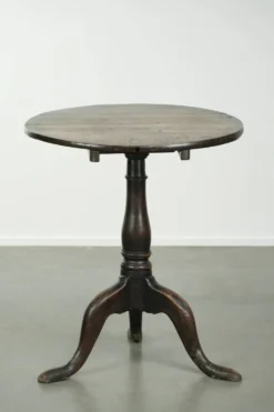 Table d'appoint en chêne anglais du XVIIIe siècle au caractère marqué et à l'apparence magnifique.