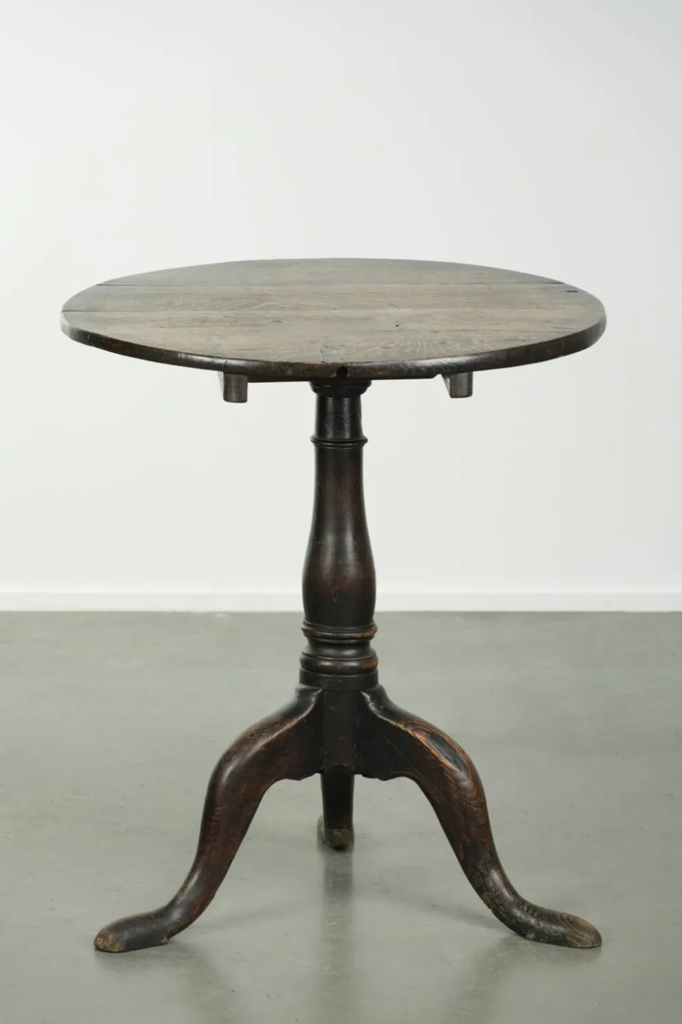 Table d'appoint en chêne anglais du XVIIIe siècle au caractère marqué et à l'apparence magnifique.