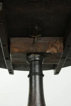 Table d'appoint en chêne anglais du XVIIIe siècle au caractère marqué et à l'apparence magnifique.