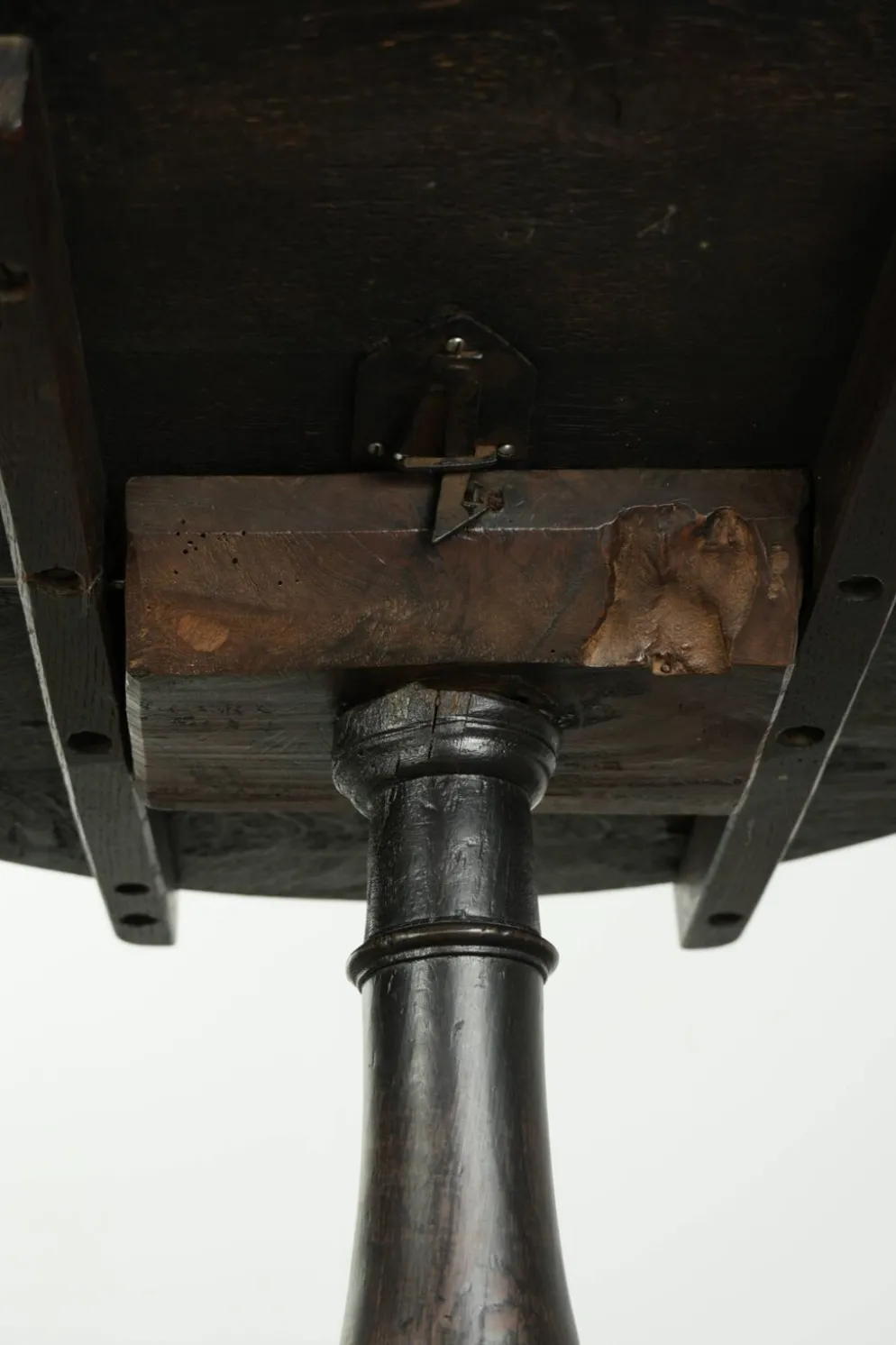 Table d'appoint en chêne anglais du XVIIIe siècle au caractère marqué et à l'apparence magnifique.