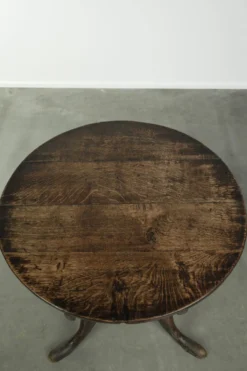 Table d'appoint en chêne anglais du XVIIIe siècle au caractère marqué et à l'apparence magnifique.